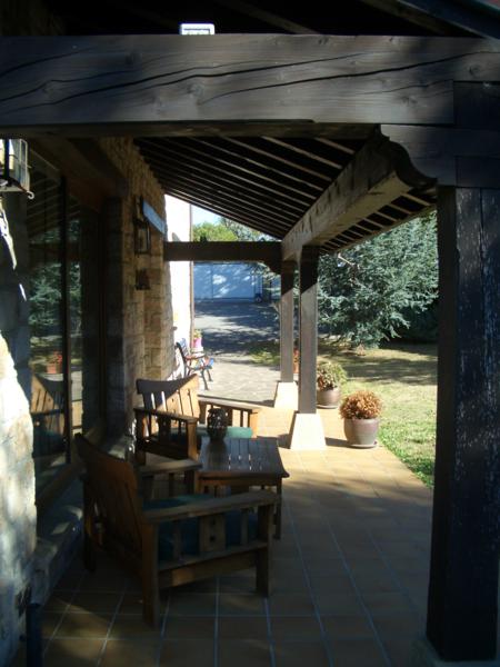 Preciosa casa con acabados de piedra y madera.