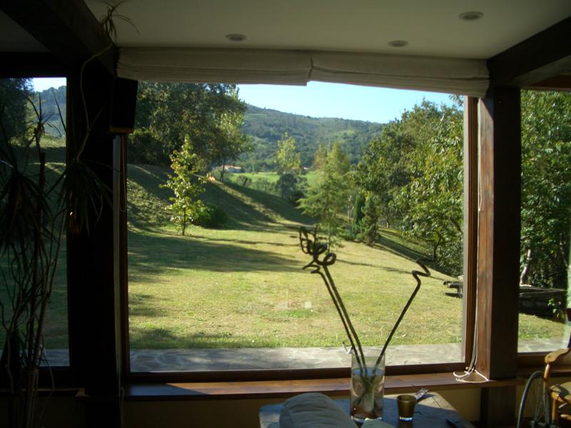 Preciosa casa con acabados de piedra y madera.