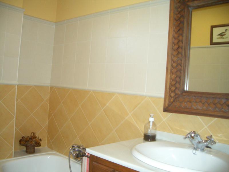 Preciosa casa con acabados de piedra y madera.