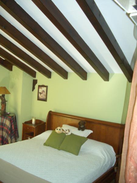 Preciosa casa con acabados de piedra y madera.